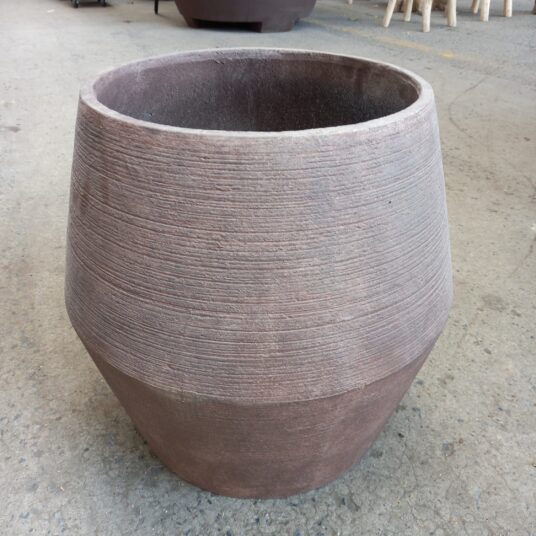 STRAKKE BRUINE POT MET HOEKIGEVORM